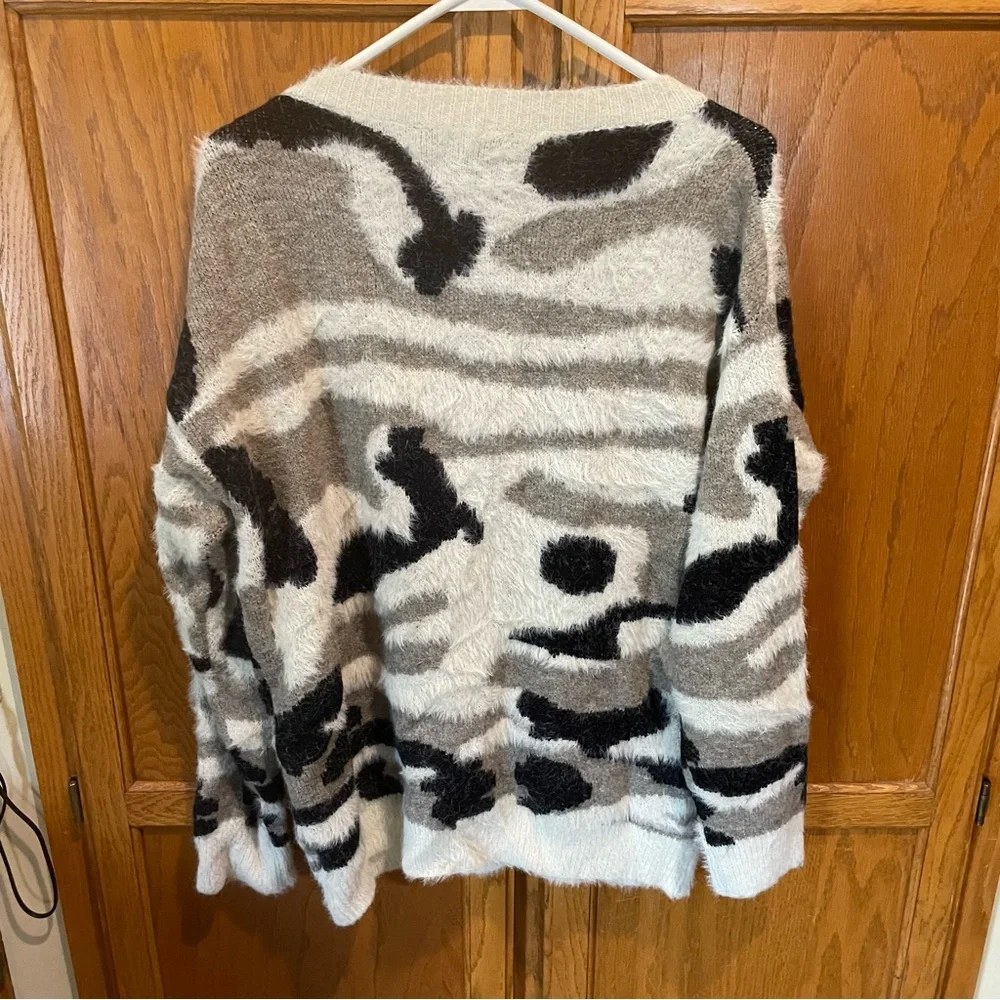 🆕 Davi & Dani Pixel Camo Pullover Sweater - Picture 2 of 3
